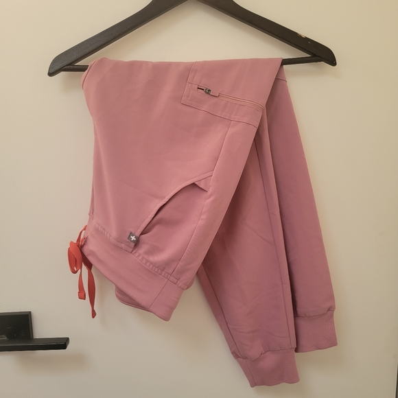 Figs chalk pink scrub set - Picture 7 of 8